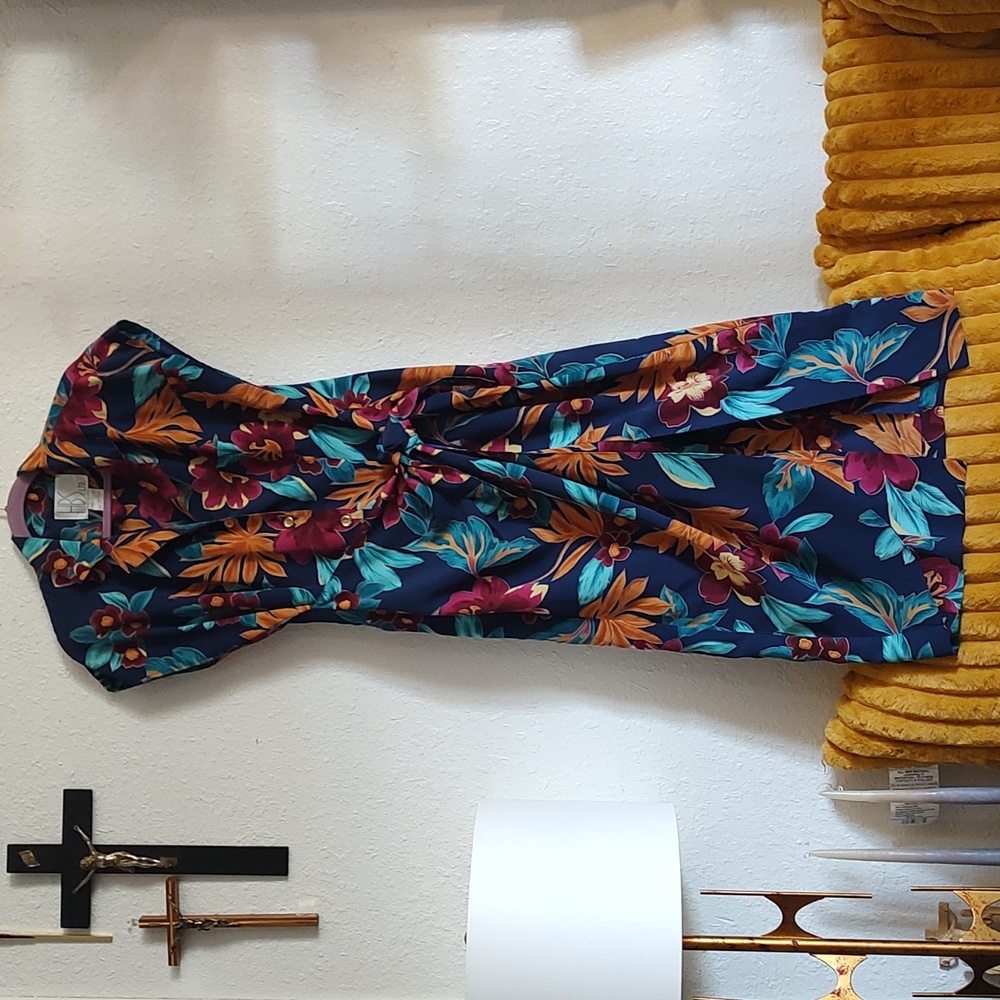 Beautiful Vintage HBS Navy Floral Hawaiian Dress with waist tie half button